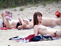 Cute nudist girl is really shameless. She does not go to the beach change cabin and change right at the public eyes